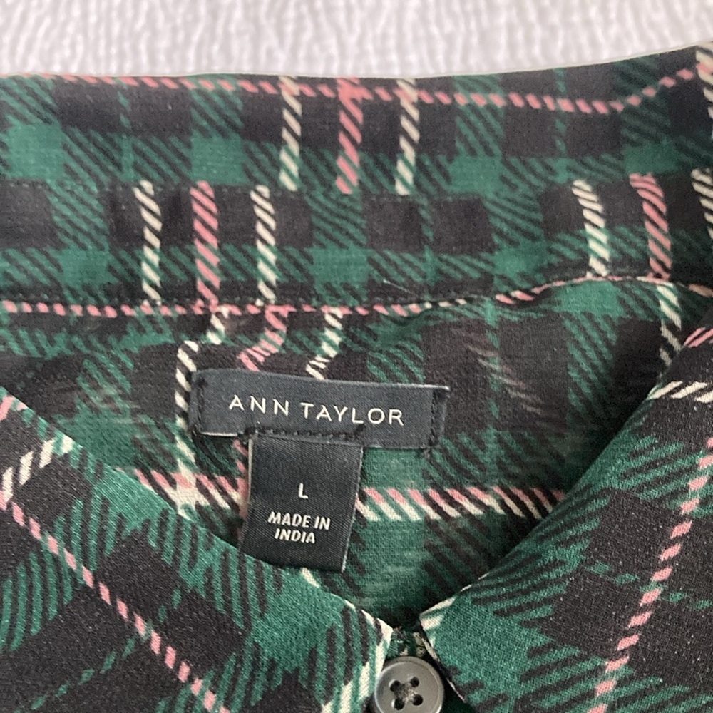 Ann Taylor Green and Red Casual Button Down Shirt - Picture 2 of 3